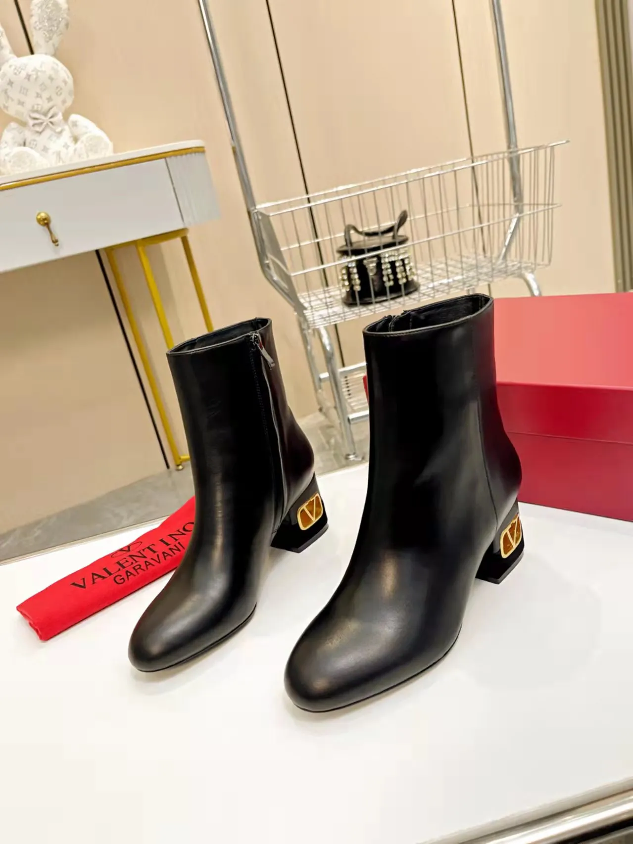 👟👟Ex-factory price 600👟👟 Leather sole +40 🆕 Valentino. Valentino autumn and winter fashion women's boots: Comfortable and versatile on the upper feet, showing long legs, Fabric: Imported first-layer cowhide ⚡The most popular V buckle ⚡The inner feet are all genuine leather Code number: 35−40 (Customized size 41)
